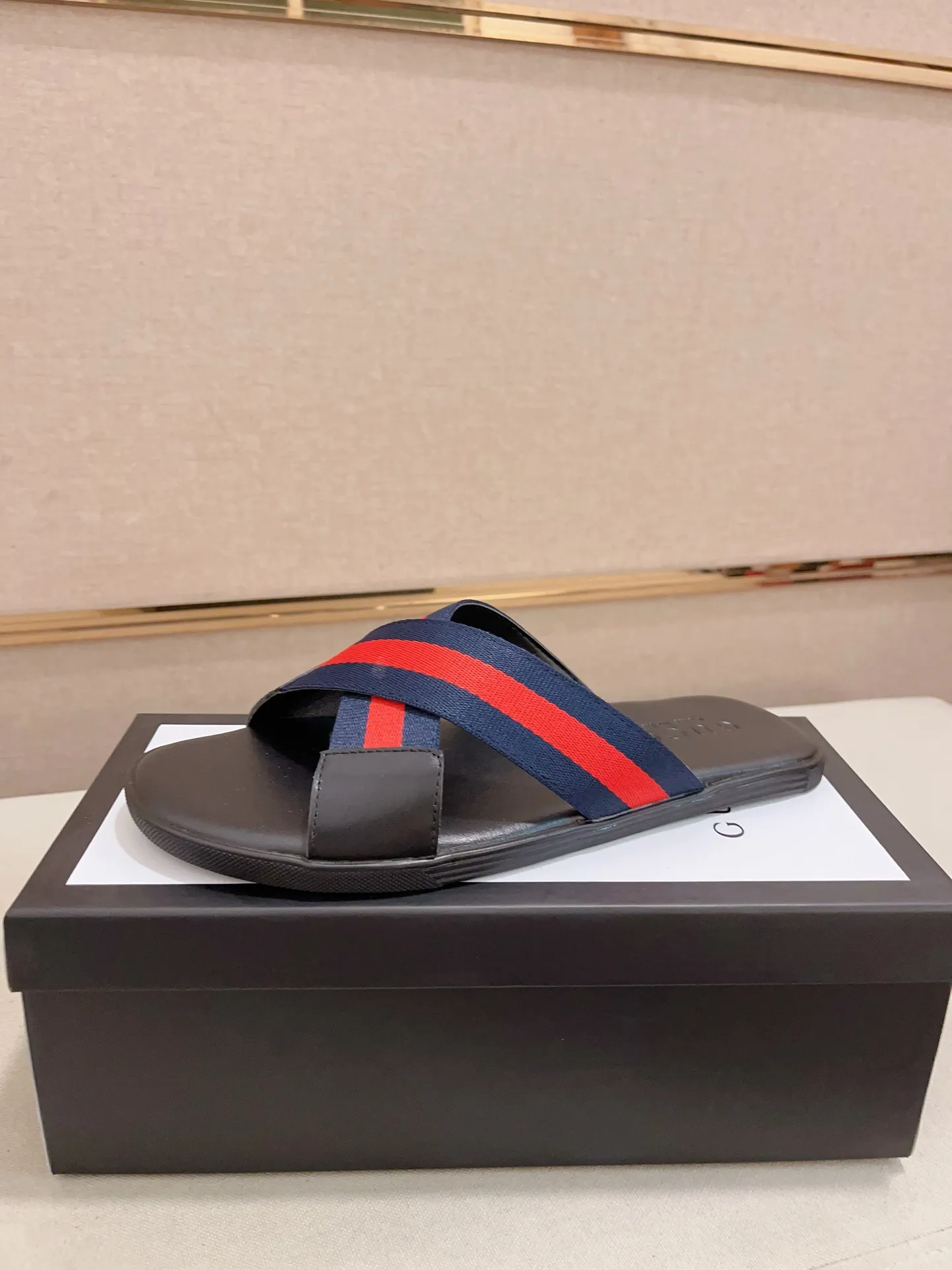 Men's shoes 💰: 240💰 [gucci Gucci slippers] High-end men's shoes brand official website 1:1 latest masterpiece: original mold customization, the fabric is made of imported original materials, upgraded outsole, lighter and non-slip. The market's top quality, simple yet tasteful, a must-have for fashionistas, fashionable at your feet, full of confidence, the same style at the counter 👍The season of summer slippers is here. Code: 38-45